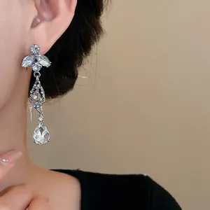 Boucle d'oreille pendante en argent avec cristaux en forme de feuille et goutte