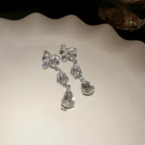 Boucles d'oreilles pendantes élégantes avec motifs de feuilles en strass et gouttes.