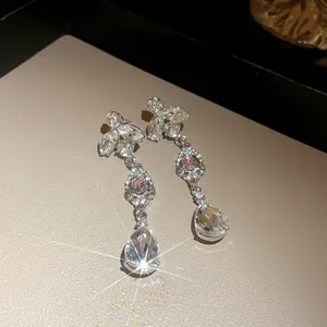 Gros plan détaillé de boucles d'oreilles élégantes en cristal, motif feuille et goutte