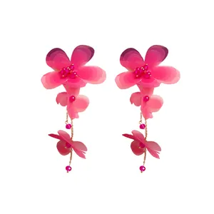 Eleganti orecchini nappa con fiori in chiffon rosa e perline su sfondo bianco
