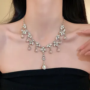 Collier argenté élégant avec feuilles en strass et pompons gouttes d'eau pour femme