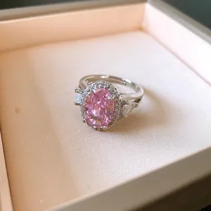 Dettaglio ravvicinato di anello in argento con grande zircone rosa e alone halo