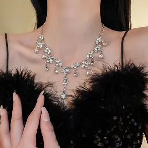 Gros plan d'un collier étincelant avec pampilles en forme de feuille et de goutte
