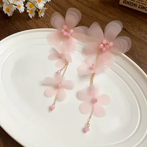 Eleganti orecchini a pendolo con delicati fiori in chiffon rosa e perle di vetro.