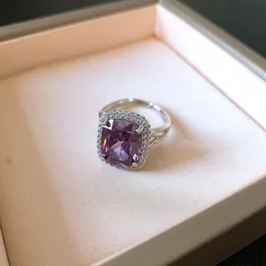 Primo piano di un elegante anello d'argento regolabile con un grande zircone viola
