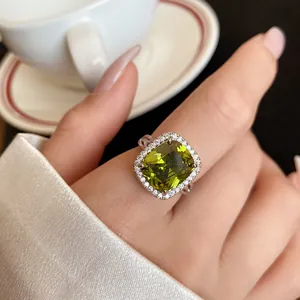 Dettaglio anello argento con grande zircone verde quadrato sul dito
