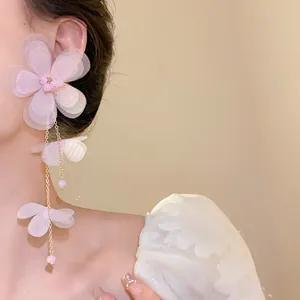 Primo piano di eleganti orecchini a nappa con fiori in chiffon rosa e perline