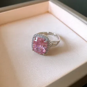 Macro di un anello di lusso con zircone rosa taglio cushion e fascia in argento fine.