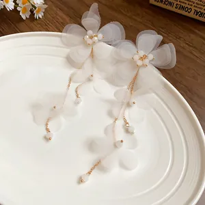 Eleganti orecchini a fiore in chiffon bianco con pendenti a nappa e accenti in vetro.