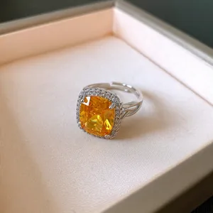 Vista dettagliata di un elegante anello d'argento con un grande zircone giallo quadrato.