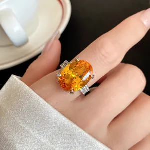 Primo piano di un elegante anello con una grande pietra ovale in zircone arancione