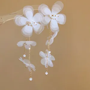Eleganti orecchini a fiore in chiffon bianco con lunghe nappe a catena dorata e perle