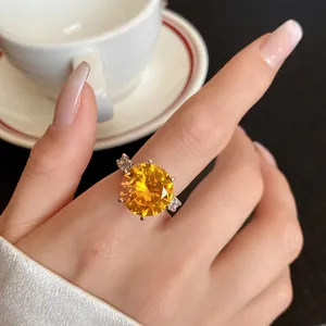 Vista dettagliata di un anello con zircone giallo e pietre laterali scintillanti