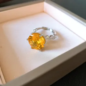 Dettaglio ravvicinato di un elegante anello in argento con un grande zircone giallo sfaccettato