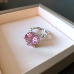 Primo piano di un anello di lusso con un grande zircone rosa incastonato in argento