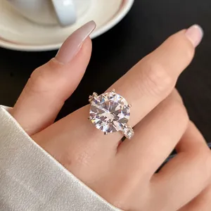 Elegante dettaglio macro di un grande anello in argento con zircone rotondo all'indice