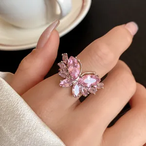 Elegante anello aperto a farfalla con zircone rosa sulla mano, dettaglio gioiello