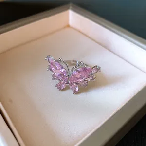Dettaglio ravvicinato di un elegante anello a farfalla rosa con zirconi in scatola