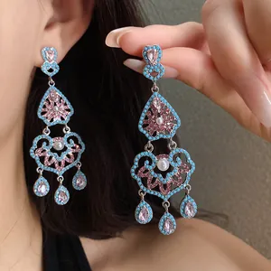 Boucles d'oreilles pendantes vintage de style palais avec perles bleues et cristaux roses.
