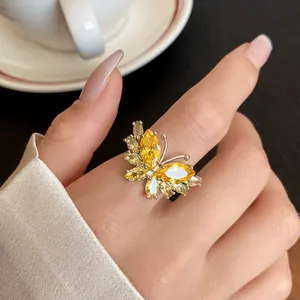 Primo piano di un elegante anello a farfalla con vivaci zirconi gialli taglio marquise.