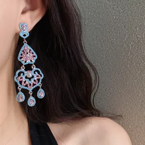Gros plan sur des boucles d'oreilles style palais vintage avec perles et cristaux