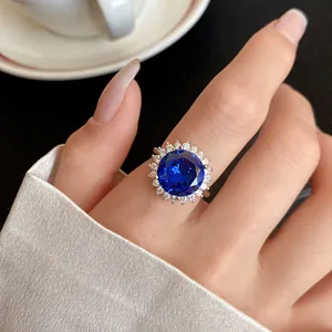 Vista dettagliata di un anello aperto in argento di lusso con una gemma blu brillante