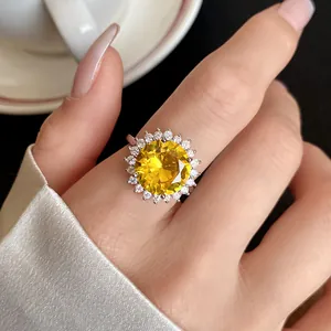 Vista dettagliata di un anello aperto regolabile con zirconia cubica gialla tonda