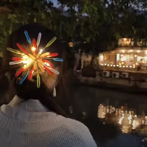 Pince à cheveux LED en forme de feu d'artifice portée pour une ambiance nocturne