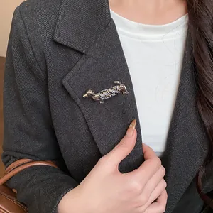 Vue détaillée d'une broche teckel métallique française avec fil texturé or et argent