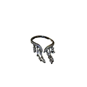 Elegante anillo abierto plateado con borlas de circón para un look minimalista único.