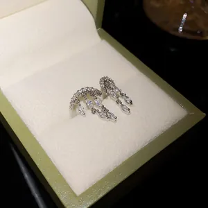 Primer plano de anillo abierto con borlas de circón y colgantes marquesa