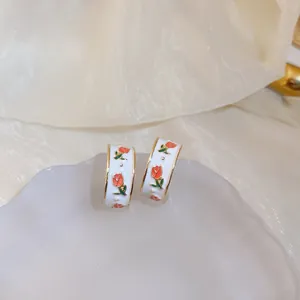 Elegante Vintage-Ohrringe aus weißer Emaille mit orangefarbenem Tulpenmuster