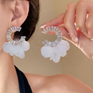 Eleganti orecchini a cerchio in zircone con petali bianchi, gioielli in argento per donna.