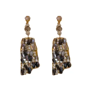 Orecchini pendenti vintage quadrati in vetro con cristalli grigi e perni in argento.