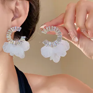 Vista dettagliata di eleganti orecchini a cerchio in zircone con delicati petali in tessuto.