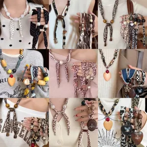 Collier Foulard Imprimé Léopard Vintage pour Femmes Fait à la Main en Tissu Satiné avec Perles Artificielles Perles en Bois Bohème Sautoir Bijoux