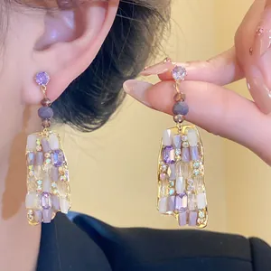 Eleganti orecchini pendenti vintage in vetro viola con ago in argento e accenti dorati