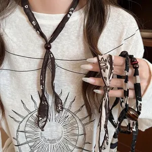 Collier élégant foulard en soie léopard avec perles pour la mode automne femme