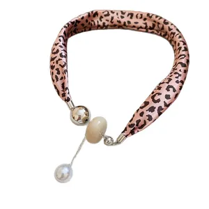 Collier élégant en foulard de soie léopard avec pendentif perle et perles en métal