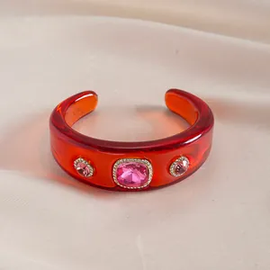 Brazalete irregular de resina roja con piedras de cristal rosa de estilo vintage único
