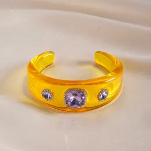 Brazalete vintage de resina amarilla con piedras preciosas púrpuras y cristales