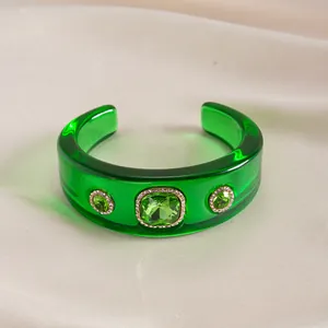 Brazalete vintage de resina verde con piedras adornadas con cristales