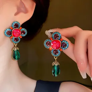 Orecchini a fiore con strass vintage e pendente a goccia in cristallo verde