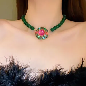 Collana girocollo vintage con perline verdi e pendente in cristallo decorato