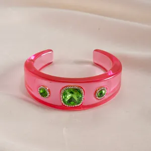 Brazalete de resina rosa retro con tres piedras preciosas verde esmeralda y cristales.