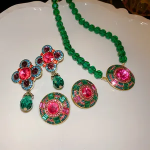 Set di gioielli vintage stile palazzo con collana di cristallo verde e orecchini a lobo