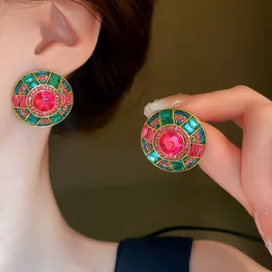 Primo piano dettagliato di orecchini circolari in stile vintage con strass colorati