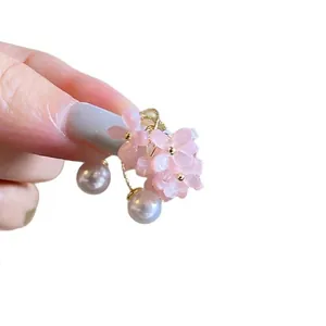 Elegante 18K vergoldete Hakenohrringe mit rosa Harzblumen und lila Perlen.