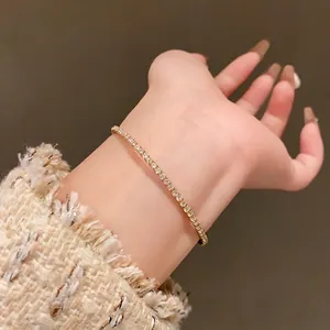 Élégant bracelet tennis doré orné de pierres de zircon étincelantes pour un look de luxe