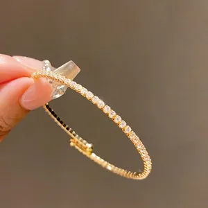 Bracelet jonc fin doré exquis orné de pierres de zircon étincelantes pour femmes